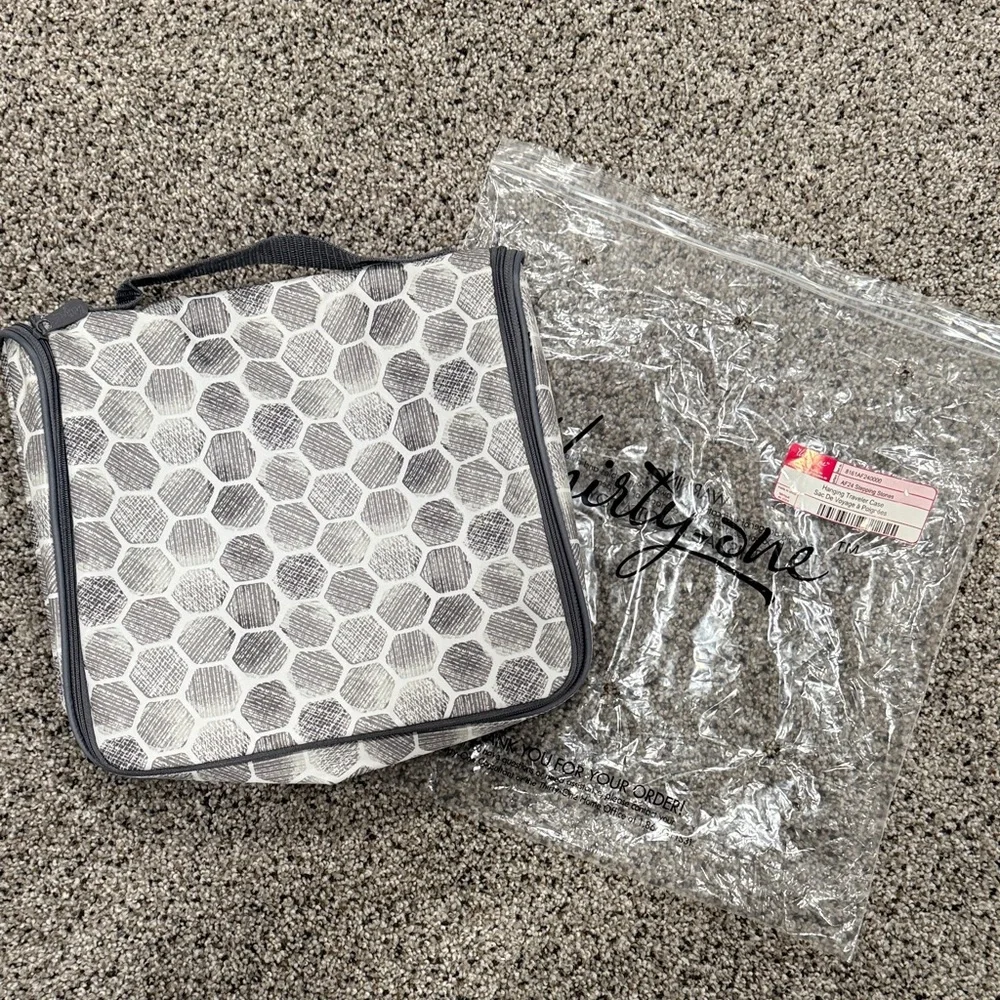 Thirty-One Hanging Traveler Case